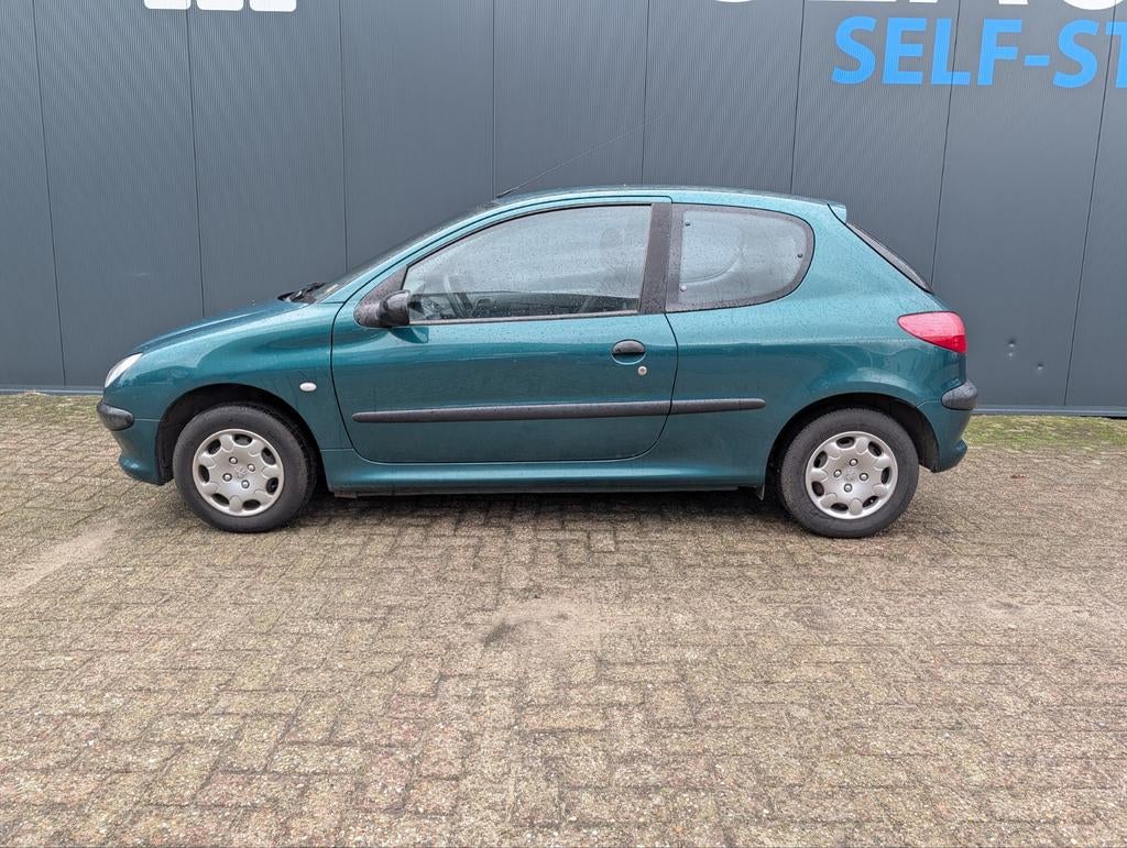 Peugeot 206 1.1 XN 3D 1999 Groen, Auto's, Peugeot, Voorwielaandrijving, 31 €/maand, 4 cilinders, Origineel Nederlands