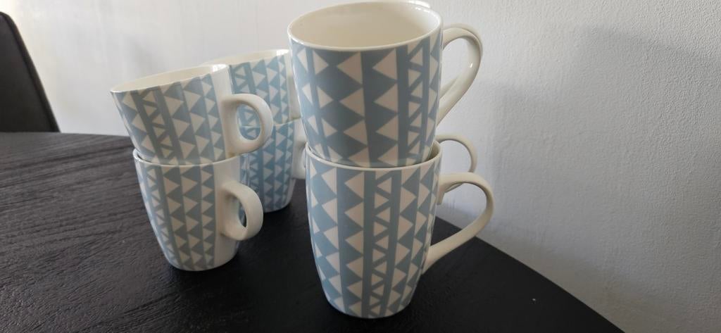 4 grote en 4 kleine mokken., Ophalen of Verzenden, Aardewerk, Overige stijlen, Kop(pen) en/of Schotel(s)