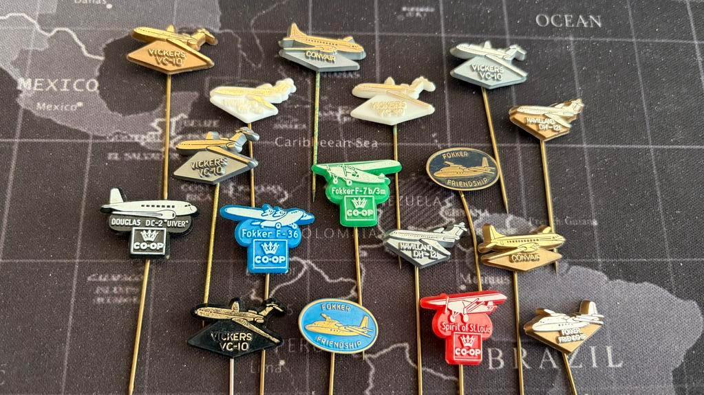 * 17 Luchtvaart Pins/Speldjes Jaren '70 - Douglas, Fokker, Verzamelen, Ophalen of Verzenden, Gebruikt, Patch, Badge of Embleem