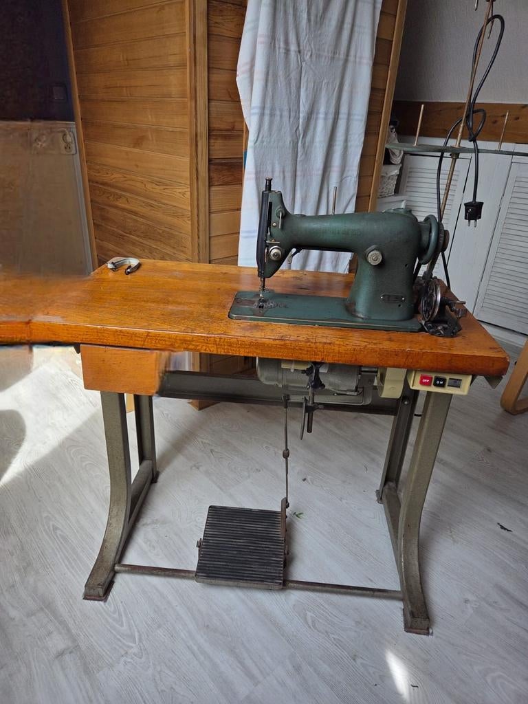 Vintage Naaimachine met Tafel en Motor - Werkend, Antiek en Kunst, Antiek | Naaimachines, Ophalen