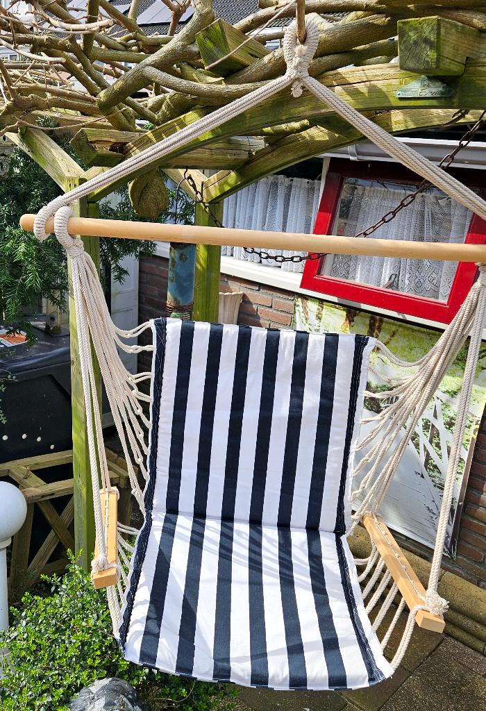 Gave zwart-wit houten hangstoel, Opvouwbaar, Ophalen of Verzenden, Zo goed als nieuw, Eenpersoons