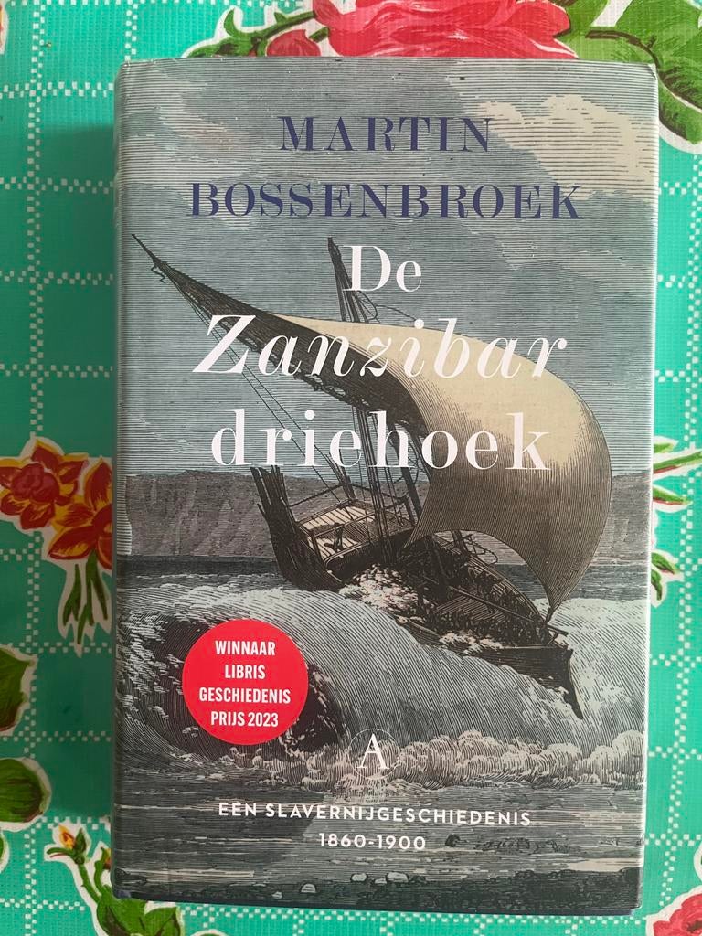 De Zanzibar Driehoek - Martin Bossenbroek, Boeken, Ophalen of Verzenden, 20e eeuw of later, Zo goed als nieuw