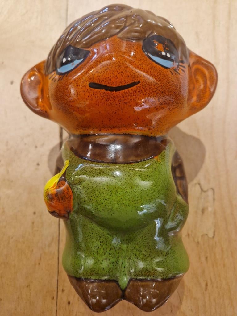 Keramieken spaarpot van een figuur met fruit, Antiek en Kunst, Antiek | Keramiek en Aardewerk, Ophalen of Verzenden