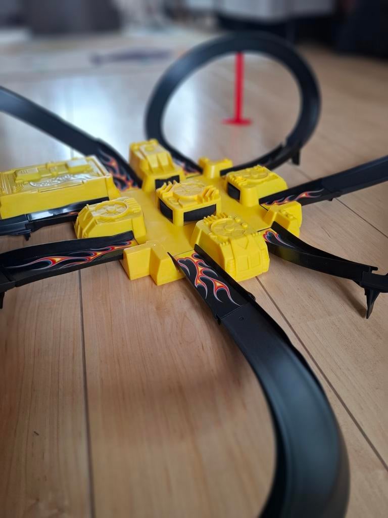 Hot Wheels criss cross, Kinderen en Baby's, Speelgoed | Racebanen, Ophalen of Verzenden, Zo goed als nieuw, Elektrisch, Hot Wheels