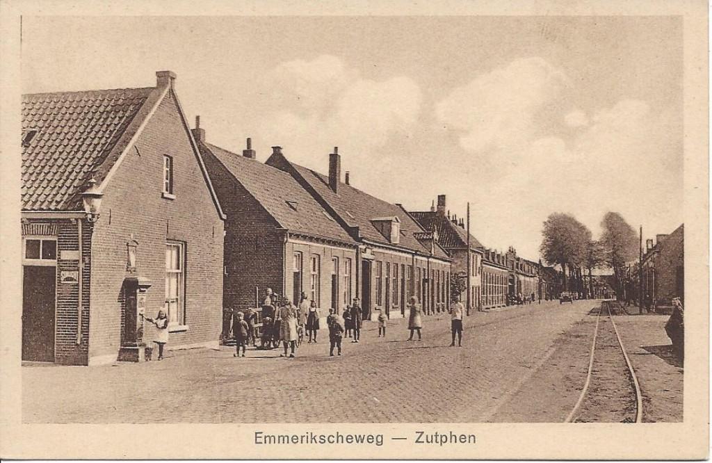 Zutphen (Gld.) Emmerikscheweg, veel Volk, Tramrails, Ophalen of Verzenden, 1920 tot 1940, Ongelopen, Gelderland