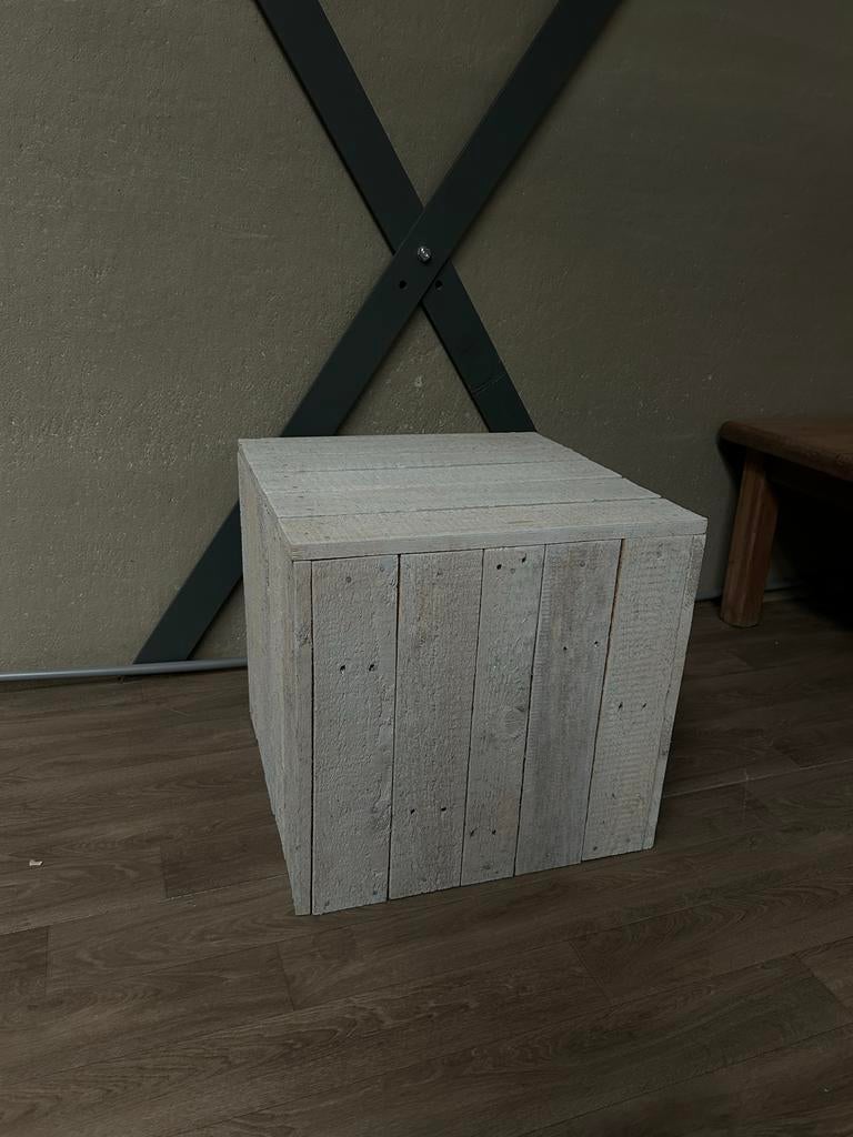 Houten kubus bijzettafel/krukje 49x48x50 cm, Minder dan 55 cm, Gebruikt, Vierkant, Hout