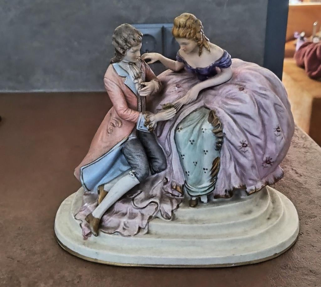 Capodimonte Stijl Porseleinen Beeldje Victoriaans Tafereel, Antiek en Kunst, Ophalen of Verzenden