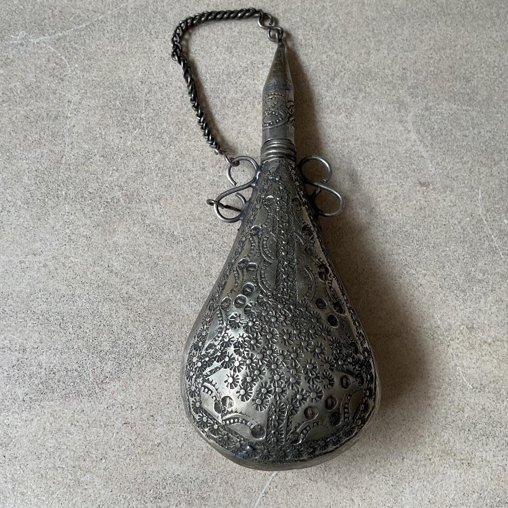 Antieke zilverkleurige kruithoorn in goede staat, Verzenden, Overige soorten, Overige gebieden, Overige typen