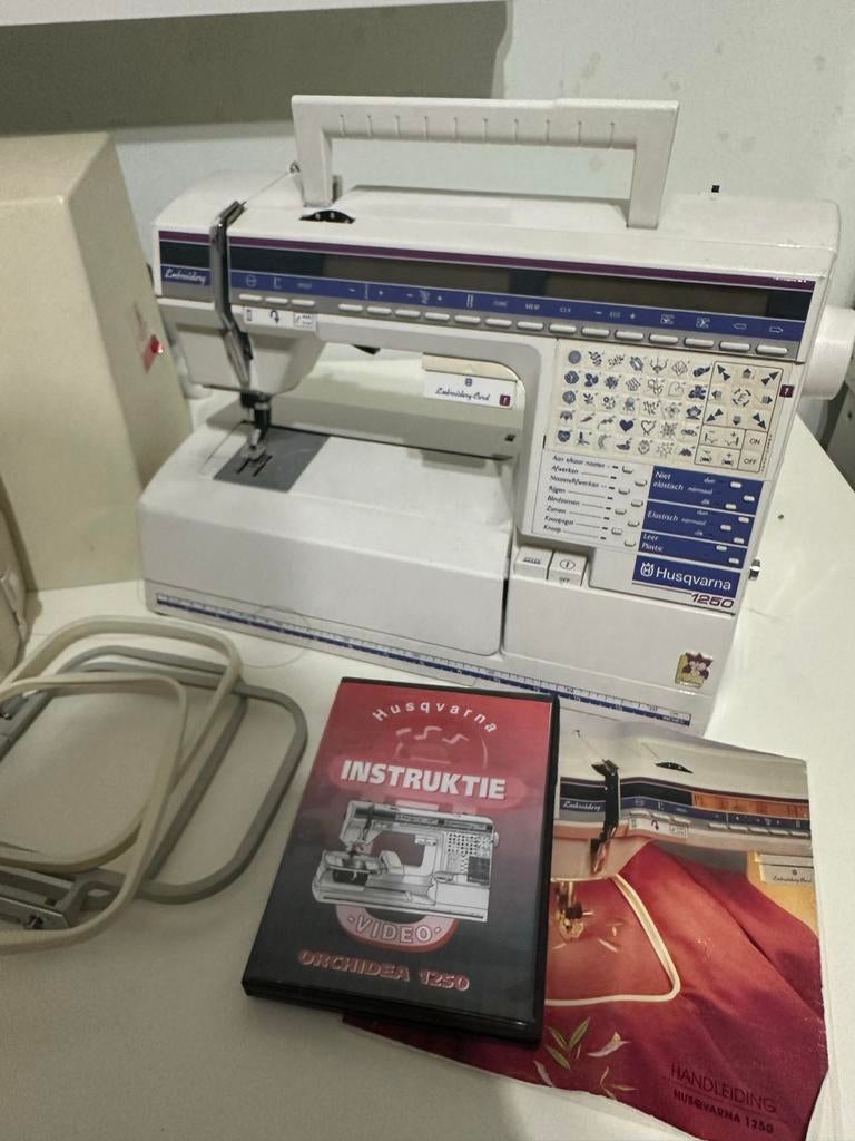 Husqvarna 1250 Borduurmachine met 20 borduurkaarten, Ophalen, Gebruikt, Naaimachine, Husqvarna