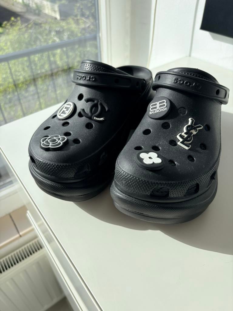 Platform zwart crocs incl alle jibbitz maat 41, Ophalen of Verzenden, Zo goed als nieuw, Zwart