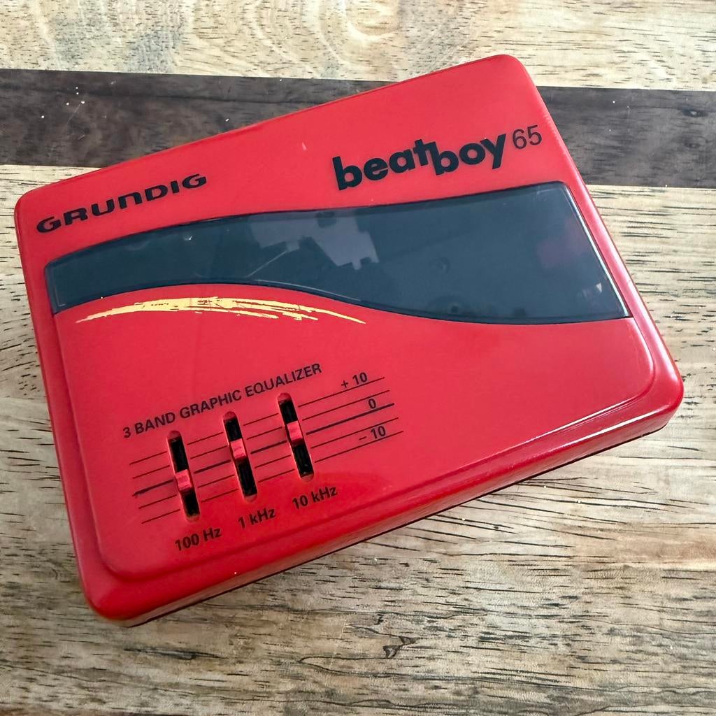 Grundig BeatBoy 65 – Rood/Zwart – 3-Band Graphic EQ, Audio, Tv en Foto, Walkmans, Discmans en Minidiscspelers, Ophalen of Verzenden