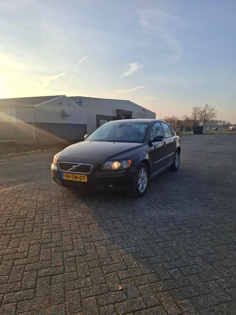 Volvo S40 1.8 2006 Zwart, Auto's, Volvo, Voorwielaandrijving, 125 pk, 4 cilinders, Zwart