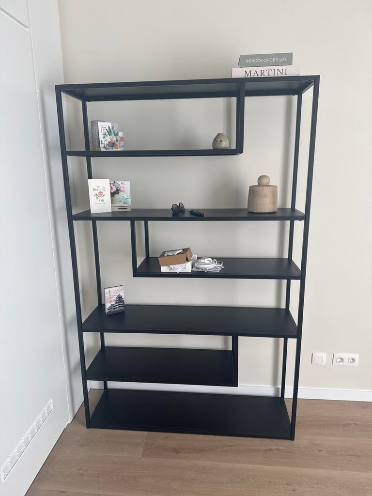Stijlvolle Zwarte Metalen Boekenkast met Asymmetrische Plank, Ophalen, Met plank(en), 100 tot 150 cm, Zo goed als nieuw