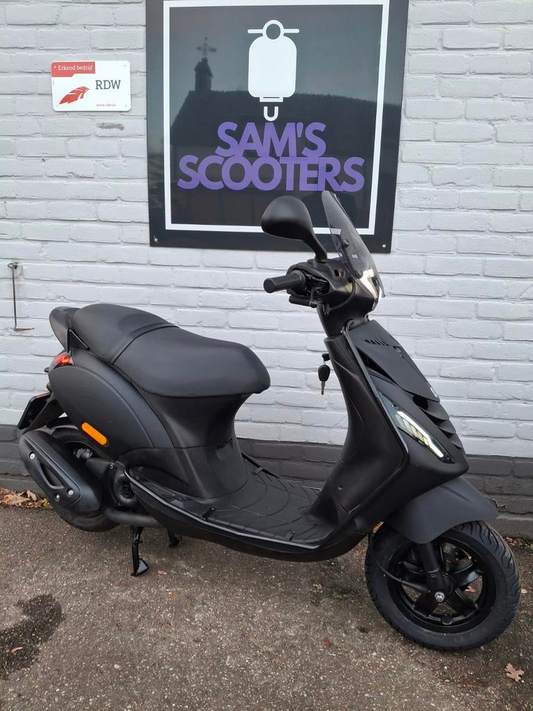 Piaggio Zip | 2021 | Black on Black, Fietsen en Brommers, Brommers | Tuning en Styling, Gebruikt, Ophalen