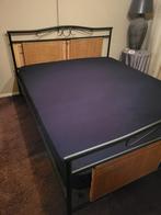 Zwart ijzeren bed met rotan, Zwart, Tweepersoons, Ophalen of Verzenden, Zo goed als nieuw