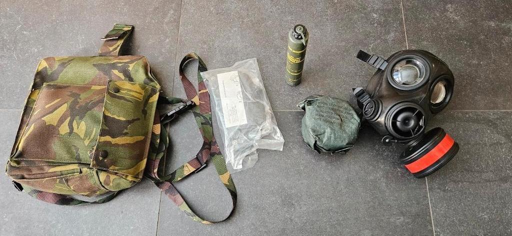 Nieuw CBRN gasmasker militair + extra filter en tas maat 2, Verzamelen, Ophalen of Verzenden, Landmacht, Nederland, Overige typen