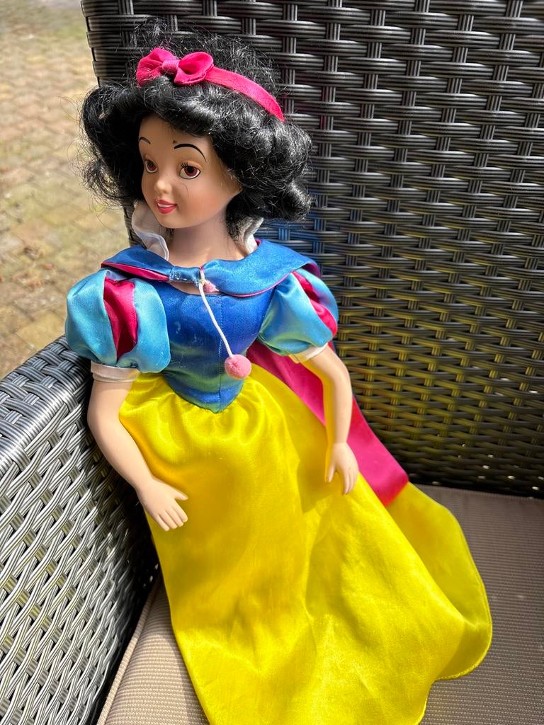 Sneeuwwitje Disney pop met porseleinen armen en benen, Ophalen of Verzenden, Zo goed als nieuw, Overige typen