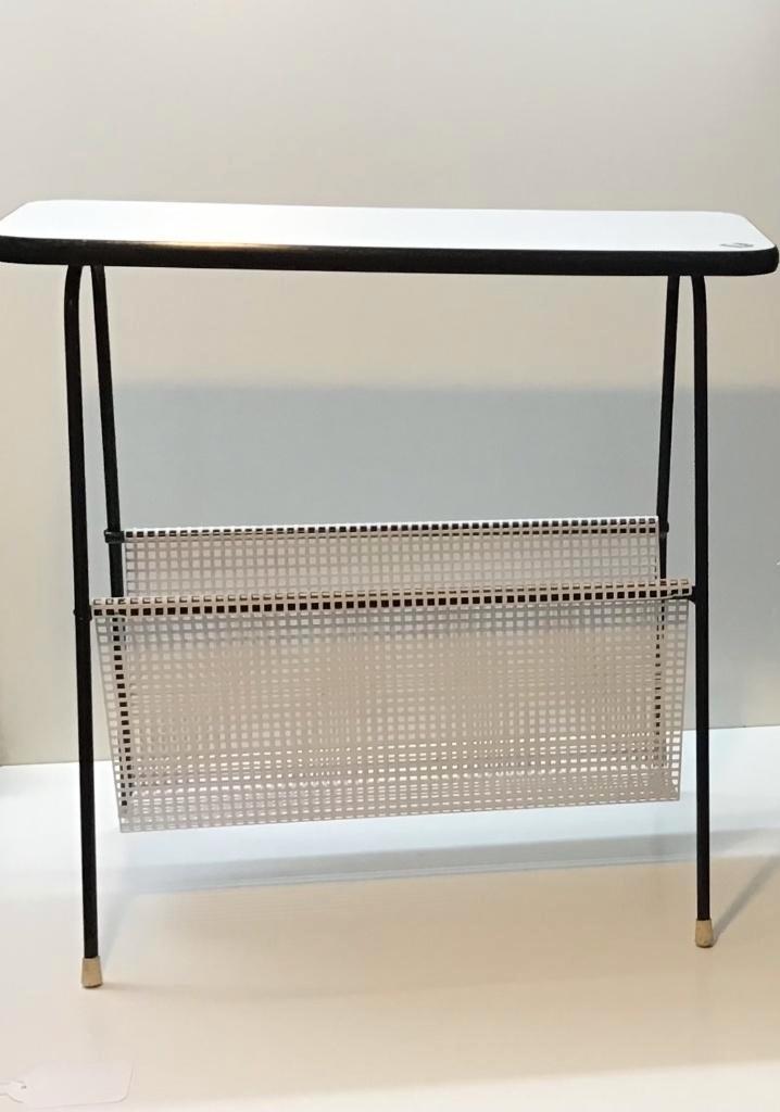 Vintage lectuurtafel, met geperforeerd rek. Omstreeks 1970, Huis en Inrichting, Woonaccessoires | Krantenbakken en Lectuurbakken