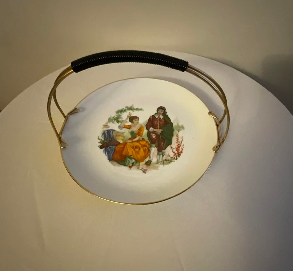 Limoges serveerschaal met een romantisch tafereel, Ophalen