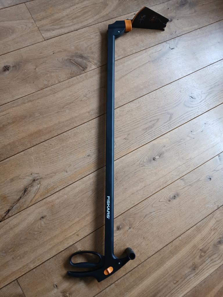 Fiskars verlengde graskantenschaar, Ophalen