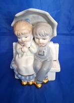 Vintage beeldje "Onder moeders paraplu" waarschijnlijk PMI, Ophalen of Verzenden, Zo goed als nieuw, Mens