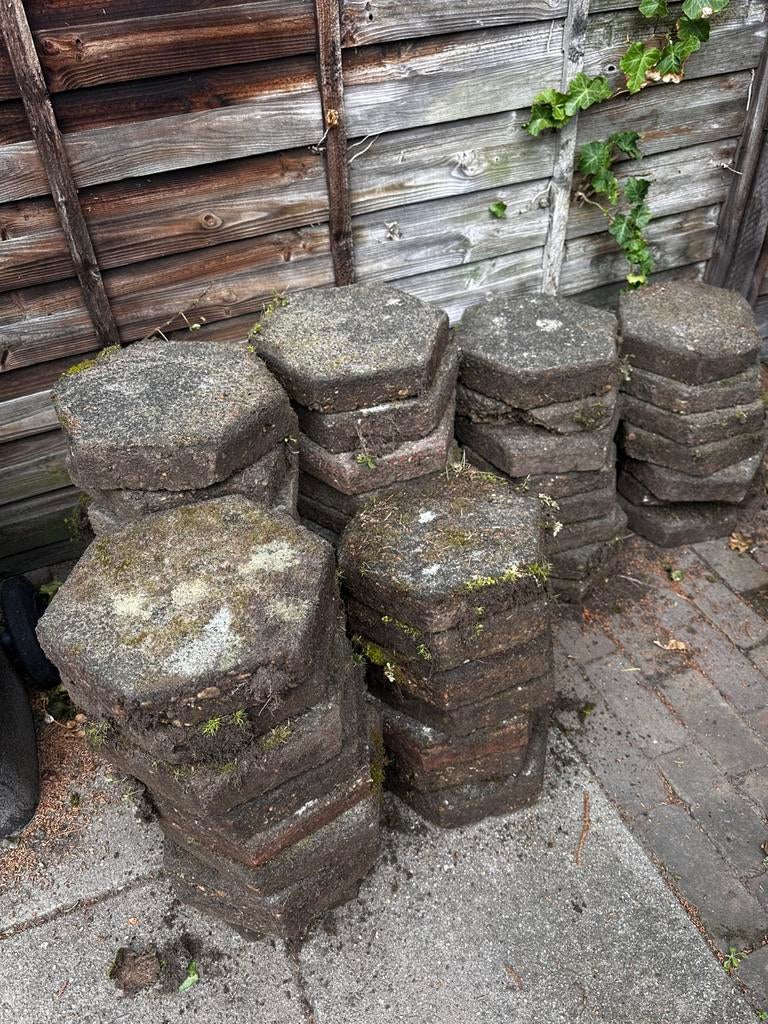 GRATIS buiten tegels , op te halen in VUGHT., Tuin en Terras, Tegels en Klinkers, Ophalen, Zo goed als nieuw, Beton, Terrastegels