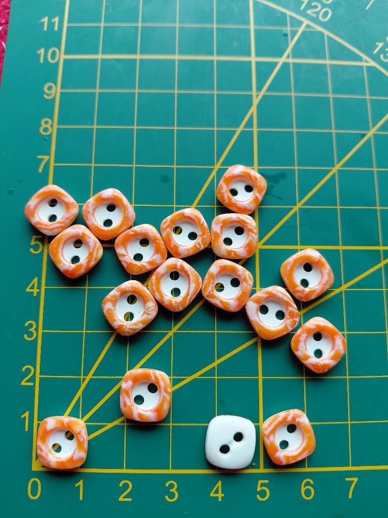 Vierkante knoopjes oranje/wit, Ophalen of Verzenden, Nieuw, Knoop of Knopen