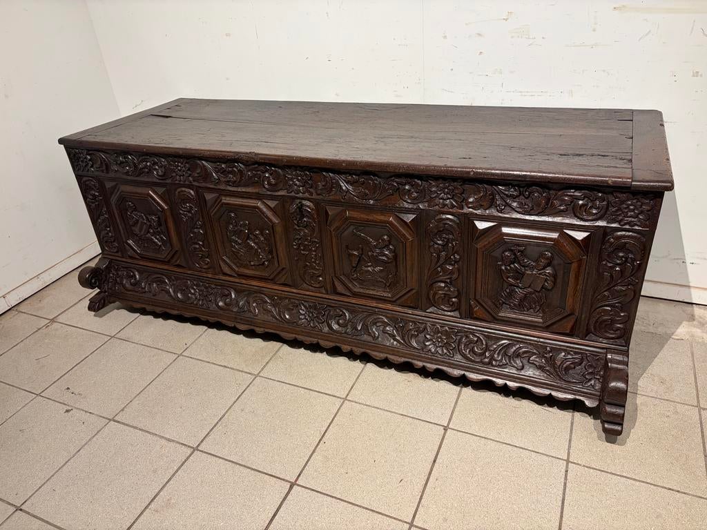 Zeldzame Antieke kist met houtsnijwerk 18 eeuws