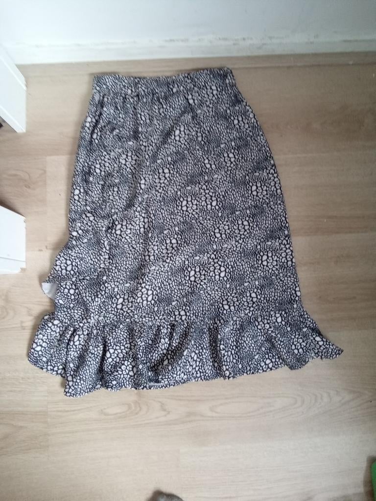 Leuke zwarte rok met print, Kleding | Dames, Rokken, Ophalen of Verzenden, Gedragen, Zwart, Knielengte
