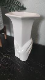 Vintage vaas wit met hand 19 cm, Gebruikt, Wit, Aardewerk of Porselein, Ophalen of Verzenden