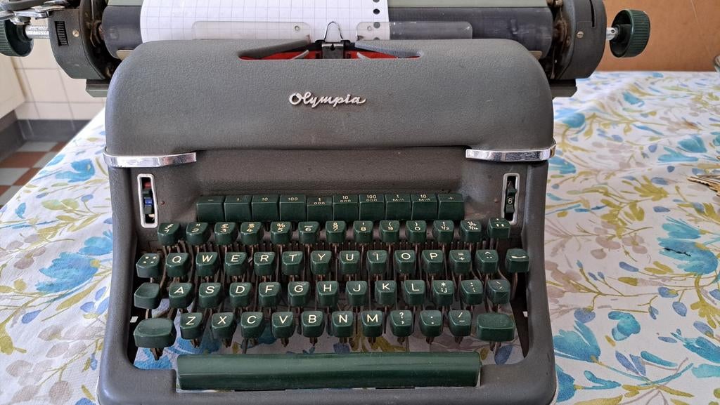 Typemachine merk Olympia de luxe .Vintage, Ophalen