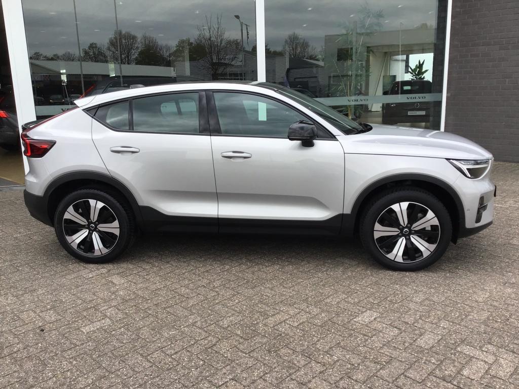 Volvo C40 Recharge Ultra 238PK| Panodak| 360Camera| Trekhaak, Gebruikt, Zwart, SUV of Terreinwagen, 1500 kg