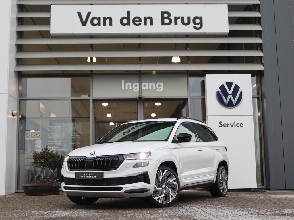 Skoda Karoq 1.5 TSI 150 pk DSG ACT Sportline | Trekhaak | Sm, Stof, 4 cilinders, 150 pk, Wit
