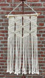 Macramé geknoopte hanger wanddecoratie met ophangstok, Ophalen of Verzenden, Zo goed als nieuw