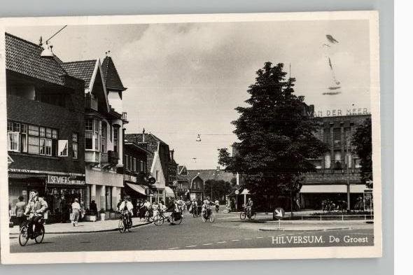 Hilversum De Groest veel fietsers st 1953, Verzenden, 1940 tot 1960, Gelopen, Noord-Holland