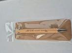 Nieuwe bamboe pen met gravure, Verzamelen, Pennenverzamelingen, Ophalen of Verzenden, Nieuw, Balpen, Overige merken