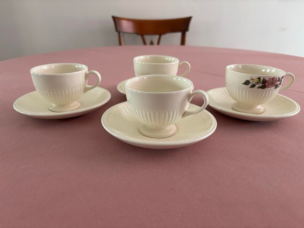 4 Wedgwood kopjes, waarvan 1 Briar Rose onbeschadigd, Ophalen, Zo goed als nieuw, Wedgwood, Kop(pen) en/of Schotel(s)