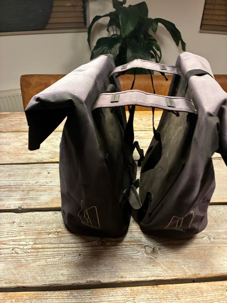 Basil City dubbele fietstas 28-32L zwart, gebruikte staat, Fietsen en Brommers, Fietsaccessoires | Fietstassen, Ophalen of Verzenden