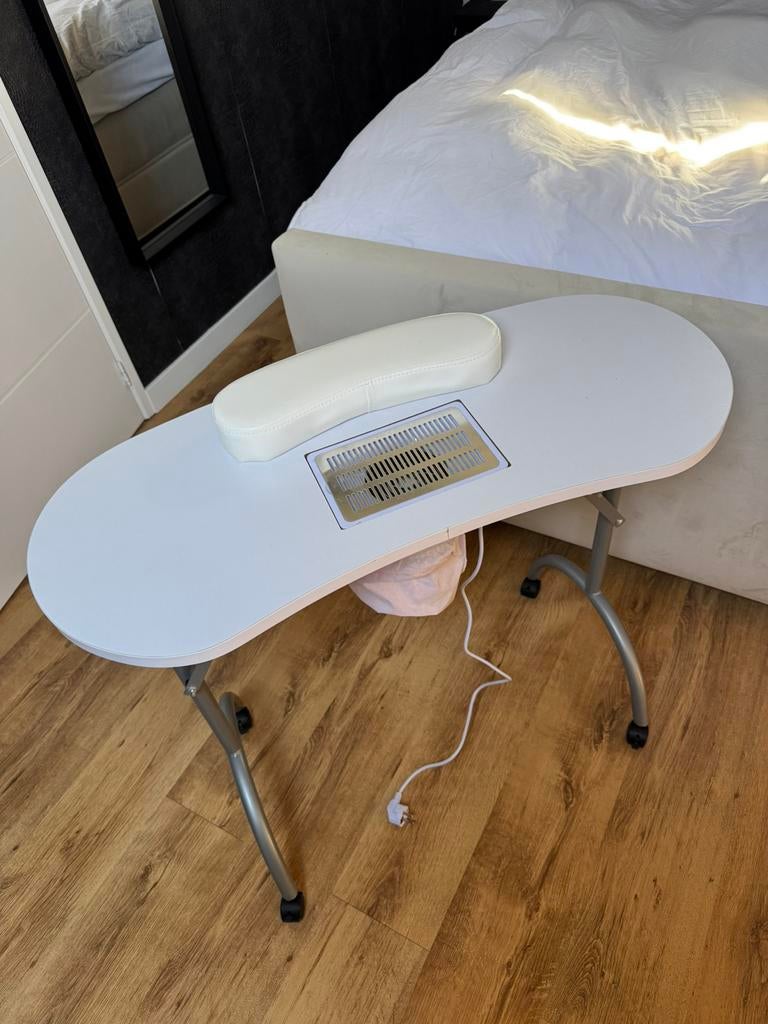 nageltafel met afzuiging en ergonomische zadelkruk, Ophalen, Zo goed als nieuw, Zwart, Handen en Nagels
