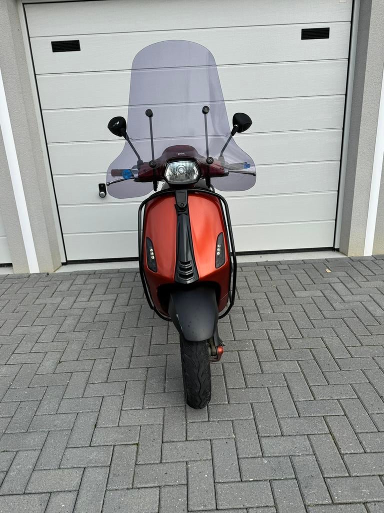 Vespa sprint 2015 snor lichte opknapper, Fietsen en Brommers, Scooters | Vespa, Ophalen of Verzenden, Zo goed als nieuw, Benzine