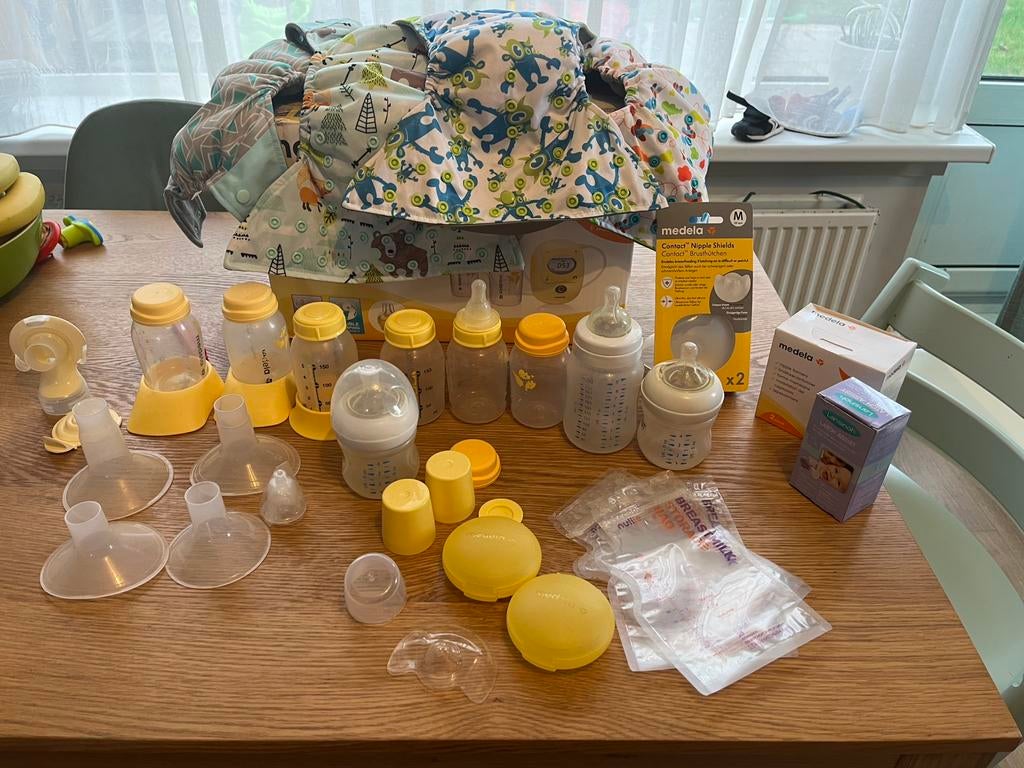 Medela Breastfeeding Bundle – Manual Pump & Accessories, Ophalen of Verzenden, Zo goed als nieuw, Overige typen