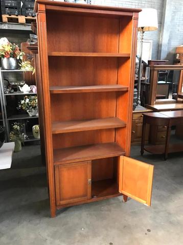 Houten Boekenkast met Deur beschikbaar voor biedingen