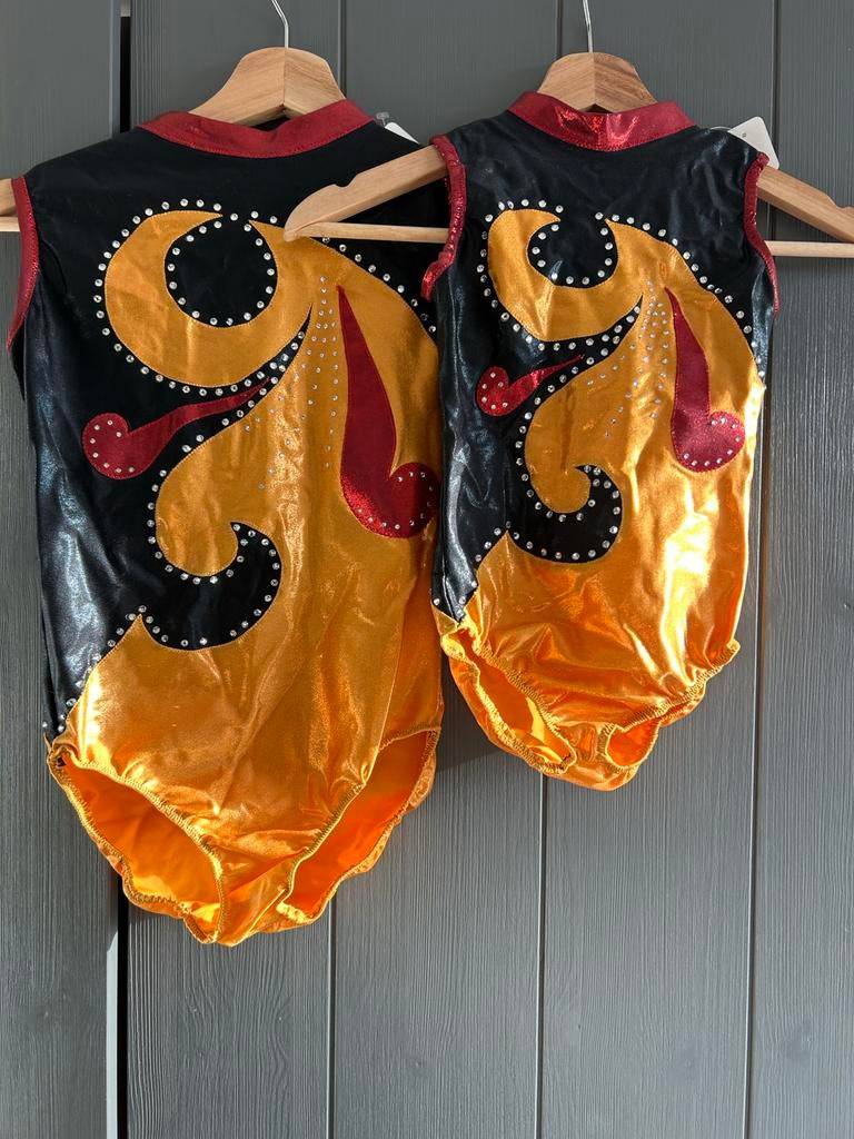 Turnpakjes - Maat XS  en 128 - Wedstrijd, Sport en Fitness, Turnen, Oranje, Zo goed als nieuw, Turnpak(je), Kindermaat 122 t/m 140