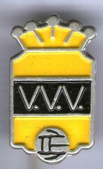 VVV V.V.V. Zilverkleurig voetbal club speldje ( Z_053 ), Verzamelen, Speldjes, Pins en Buttons, Verzenden, Nieuw, Sport, Speldje of Pin