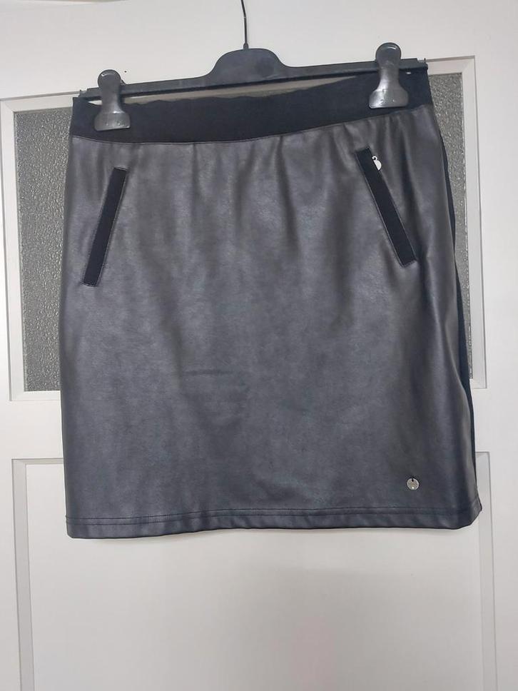 Poools Zwarte Rok Maat 40, Kleding | Dames, Rokken, Zo goed als nieuw, Maat 38/40 (M), Zwart, Boven de knie, Ophalen of Verzenden