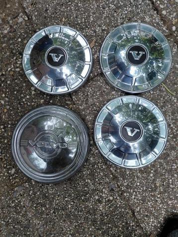 Volvo 140 wieldoppen 3x 1x katterug beschikbaar voor biedingen