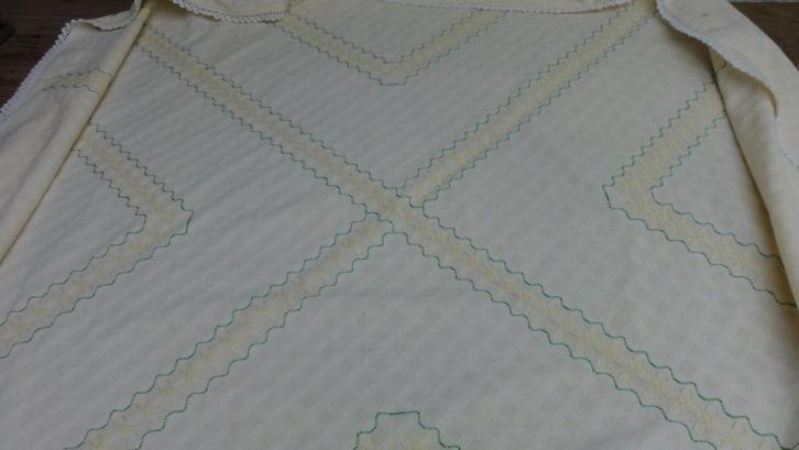 Retro, pastel geel, geborduurd  rond tafelkleed, PASEN, Huis en Inrichting, Keuken | Textiel, Gebruikt, Tafelkleed of Tafelzeil