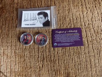 Een mapje met 2 Elvis Presley munten van een halve dollar. beschikbaar voor biedingen