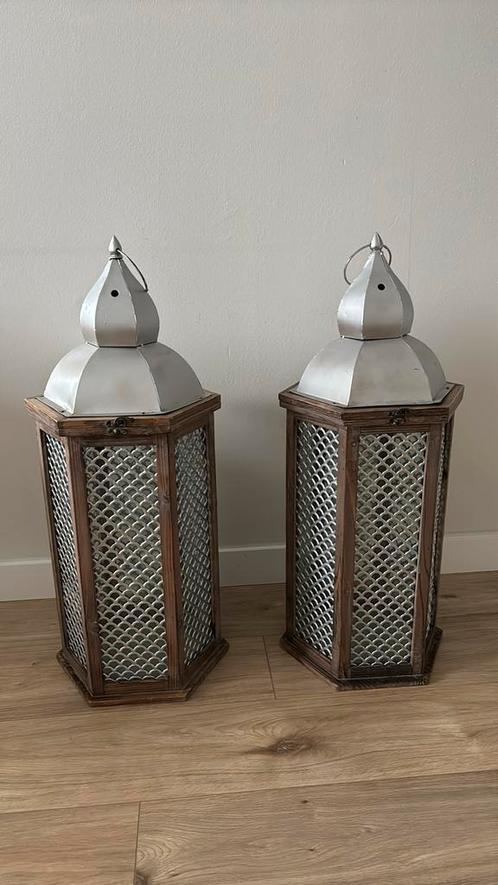 2 Grote Sfeervolle Lantaarns, Huis en Inrichting, Woonaccessoires | Kandelaars en Kaarsen, Gebruikt, 50 tot 75 cm, Hout, Ophalen
