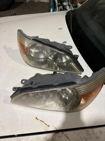 Lexus is200 engelse koplampen beschikbaar voor biedingen